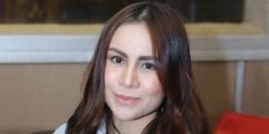 Gaya Mewah Momo Geisha, Pakai Sarung Tangan Seharga Motor