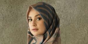 Pasang Wajah Jutek, Shireen Sungkar Bawa Ransel Puluhan Juta