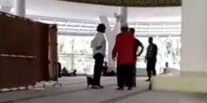 Ibu Pembawa Anjing ke Masjid Jadi Tersangka Penistaan Agama