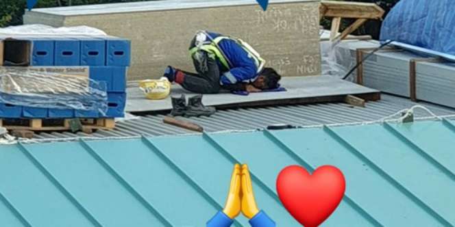 Abaikan Terik Matahari, Teknisi Sholat Beralas Baja di Atap Gedung