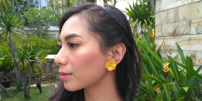 Tips Makeup Summer Abel Cantika, Warna Pop dan Messy
