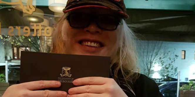 Dulu Dihina Guru, Kini Pemuda Itu Jadi Doktor Bergelar PhD