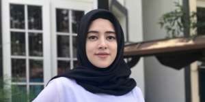 Manisnya Fairuz Berbusana Adat Bali