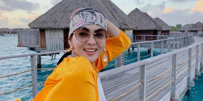 Perut Syahrini Terlihat Buncit Saat Pamer Baju Mahal, Sudah Hamil?