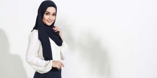 Tampil Stylish dengan Kemeja Putih, Begini Caranya!