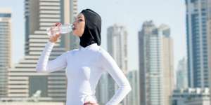 Doa Ketika Harus Minum dalam Keadaan Berdiri