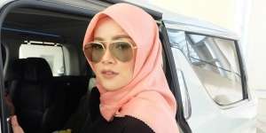 Berkelas, Gaya Hijab Olla Ramlan dengan Tas Mungil nan Mewah