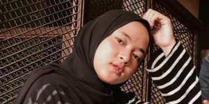 Inspirasi Busana Hijab Monokrom ala Nissa Sabyan