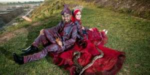 Viral Pasangan Pengantin Ganti Buket Bunga Dengan Ular Piton Saat Sesi Foto