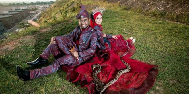 Viral Pasangan Pengantin Ganti Buket Bunga Dengan Ular Piton Saat Sesi Foto