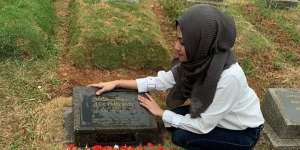 Curhat di Pusara Ibunda, Vanessa Angel: Maafin Anakmu...