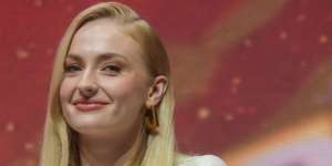 Bertabur Kristal, Gaun Pengantin Sophie Turner Dirancang 350 Jam!