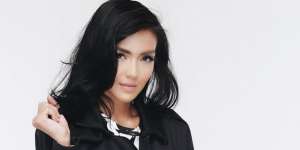 Tips Merawat Kulit Berjerawat dan Sensitif ala Anastasia Herzigova
