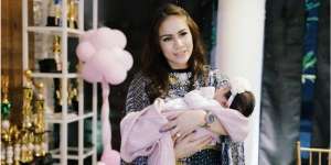 Gaya Unik Putri Momo 'Geisha', Padukan Gucci dan Kain Jarik