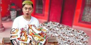 Masak 200 Bungkus Mi Instan, Pria Ini Gunakan Kolam Renang Sebagai Wadah