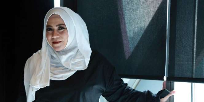 Melly Goeslaw Tampil Modis dengan Gaya Hijab Anting