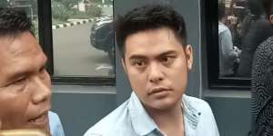 Keluar Ruang Pemeriksaan Mata Galih Ginanjar Merah, Kenapa?