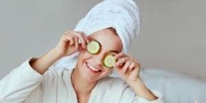 Atasi Kulit Kusam dengan Facial Scrub Alami