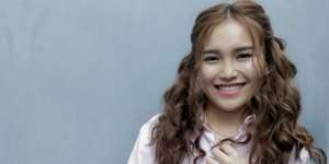 Fans Protes Lihat Ayu Ting Ting Dirangkul Ivan Gunawan, Kenapa?