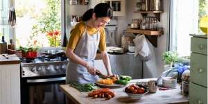Masak Sendiri di Rumah Menyehatkan Tubuh dan Juga Kantong, Ini Buktinya