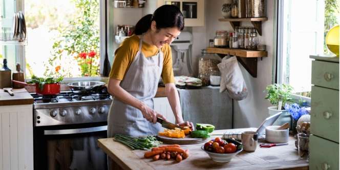 Masak Sendiri di Rumah Menyehatkan Tubuh dan Juga Kantong, Ini Buktinya