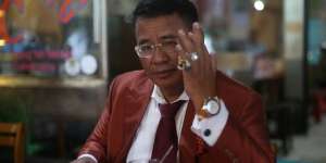Beli Ikan Asin ke Pasar, Aksi Hotman Paris Cium Wanita Cantik Disorot