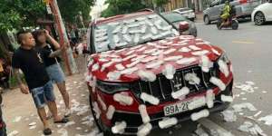 Kesal Parkir Sembarangan, Maserati Diserbu Pembalut