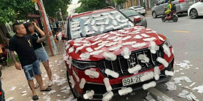 Kesal Parkir Sembarangan, Maserati Diserbu Pembalut