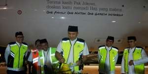 Viral Tulisan Terima Kasih Pak Jokowi di Pesawat Haji, Ini Kata Garuda