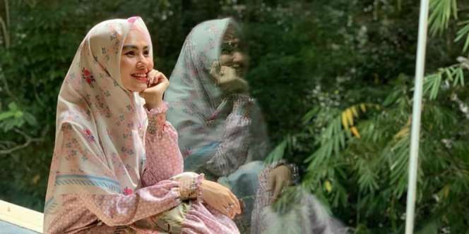 Pamer Perut Buncit, Gaya Hijab Maternity Kartika Putri Disorot