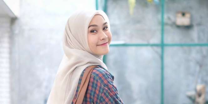 Padu Padan Outfit Kuliah ala Zaskia Adya Mecca