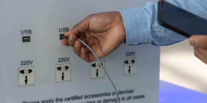 5 Tempat Charge Baterai HP di Area Publik yang Harus Diwaspadai