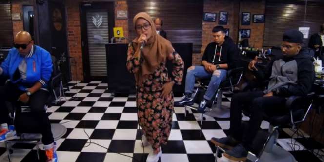 Berhijab dan Berbaju Kurung, Bunga Bikin Heboh Panggung Rapper