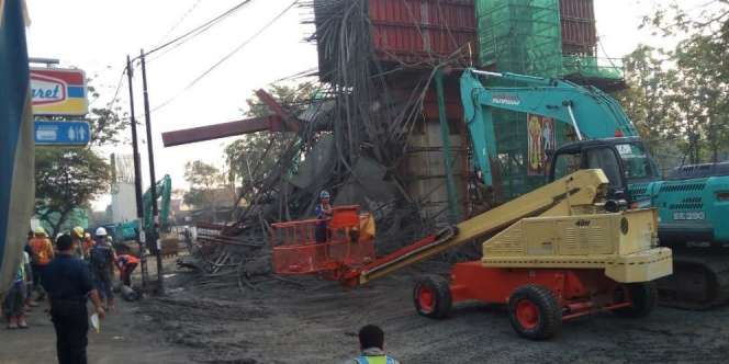 Kepala Tiang Tol Bogor Ambruk