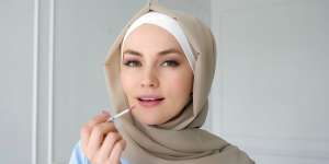 4 Tips Pakai Lip Gloss Agar Terlihat Rapi dan Tidak Lengket