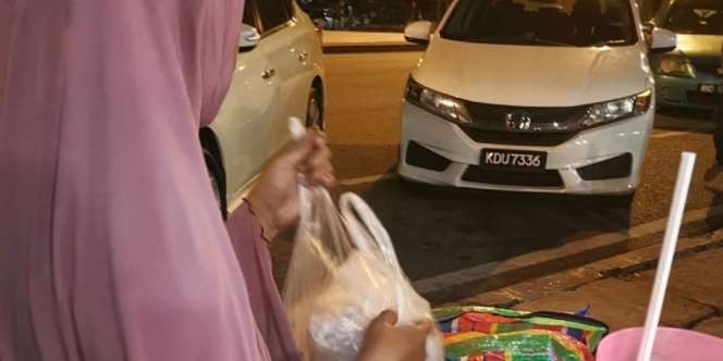 Aksi Penjual Kerupuk Saat Sepi Pembeli, Sungguh Getarkan Hati