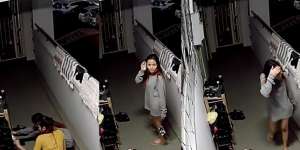 Dua Wanita Cantik Curi Sepatu, Ekspresinya Saat Terekam CCTV..