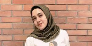Gaya Stylish Fairuz A Rafiq Padukan Hijab Streetstyle