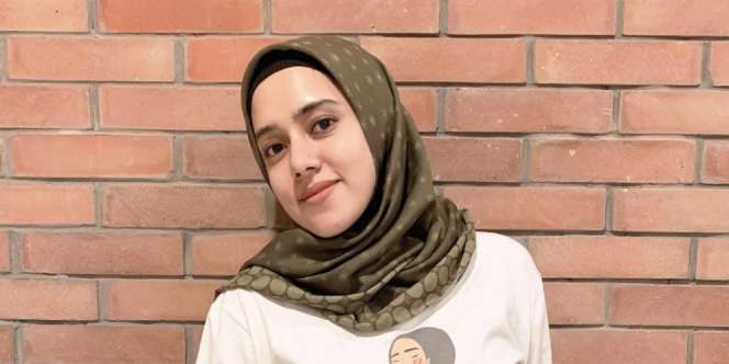 Gaya Stylish Fairuz A Rafiq Padukan Hijab Streetstyle