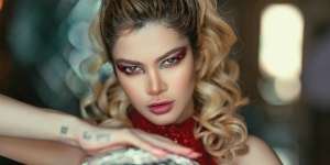 Tren Deconstructive Eyeliner, Unik dan Kekinian