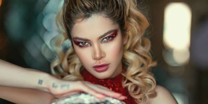 Tren Deconstructive Eyeliner, Unik dan Kekinian