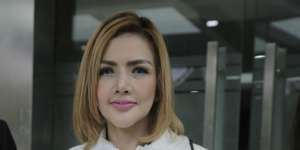 Ngaku Punya Berlian Miliaran, Barbie Kumalasari Belanja Baju di Lorong Mal?