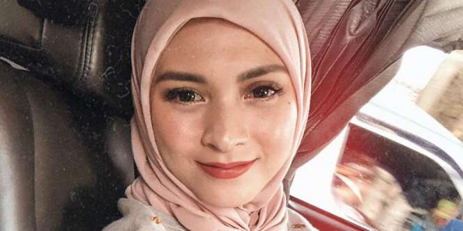 Manisnya Donita dalam Balutan Sweater 'Kue Lapis'