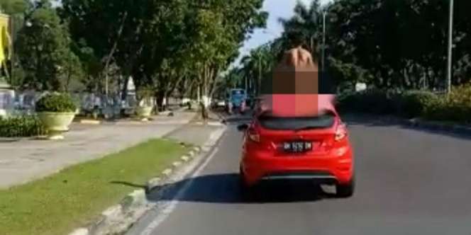 Viral! Pria Tanpa Busana di Atap Mobil di Jalan Sudirman