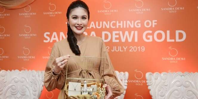 Melihat 'Pabrik Uang' Sandra Dewi