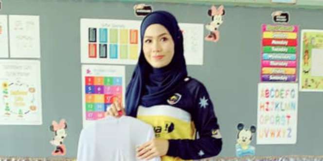 Guru Cantik Ini Cuci Seragam Kumal Muridnya