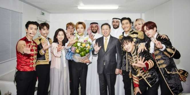 Konser di Arab, Super Junior Dapat Jam Mewah, Emas, dan Billboard Terbesar Dunia