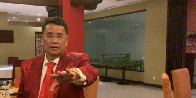 Bakal Dilaporkan Balik oleh Pablo Benua, Hotman Malah Pamer Jas