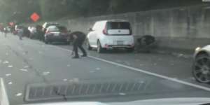 Pintu Truk Brankas Terbuka, Miliaran Uang Berhamburan ke Jalan