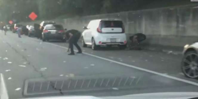 Pintu Truk Brankas Terbuka, Miliaran Uang Berhamburan ke Jalan